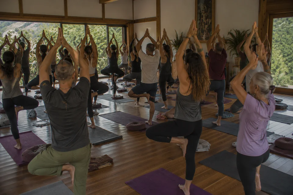 Participantes del retiro holístico de yoga disfrutando experiencias de sanación y bienestar