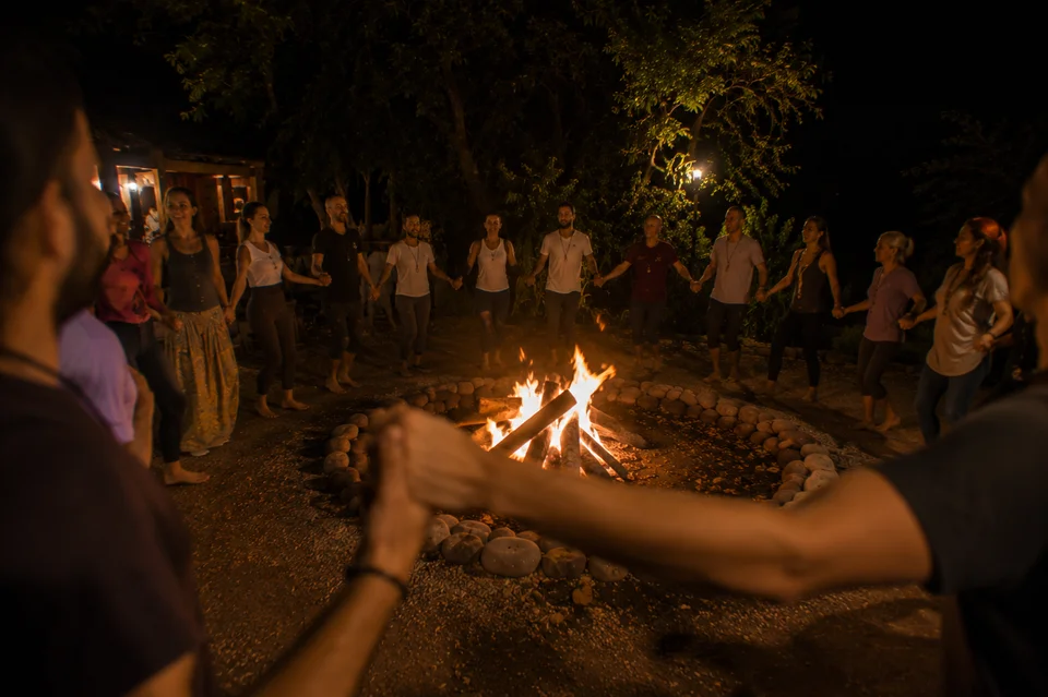 Participantes del retiro holístico de yoga disfrutando experiencias de sanación y bienestar
