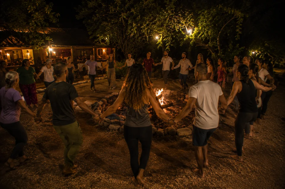 Participantes del retiro holístico de yoga disfrutando experiencias de sanación y bienestar