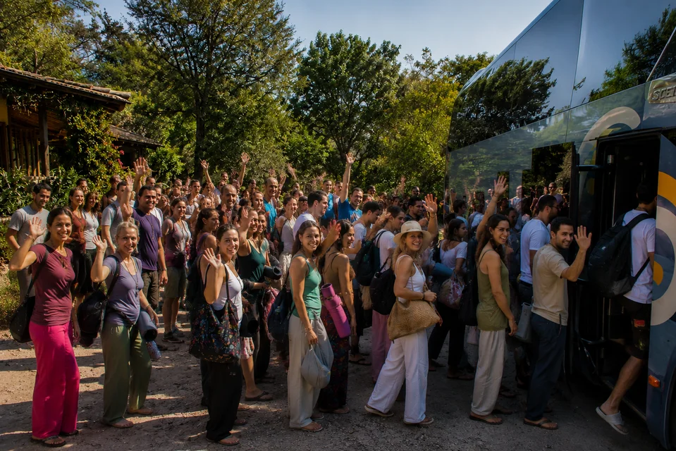 Participantes del retiro holístico de yoga disfrutando experiencias de sanación y bienestar