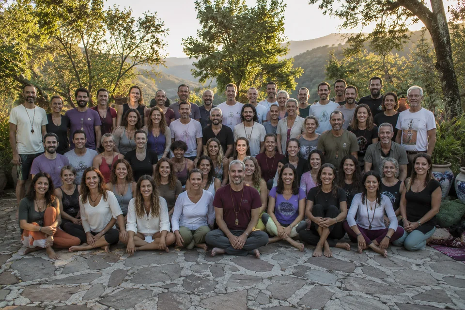 Participantes del retiro holístico de yoga disfrutando experiencias de sanación y bienestar