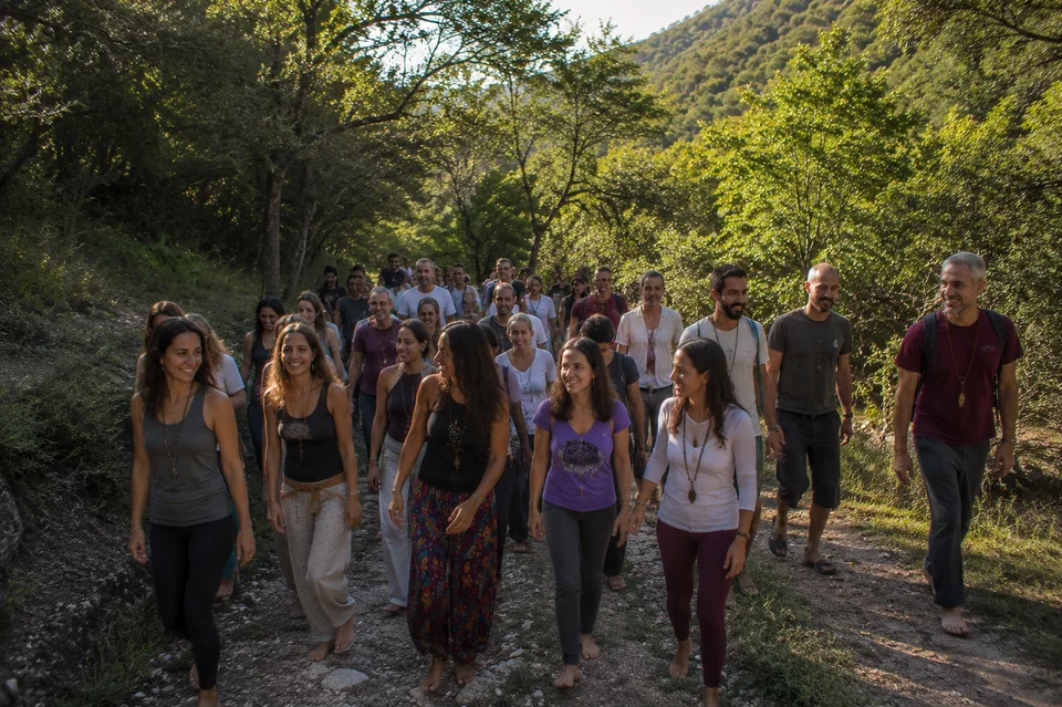 Participantes del retiro holístico de yoga disfrutando experiencias de sanación y bienestar