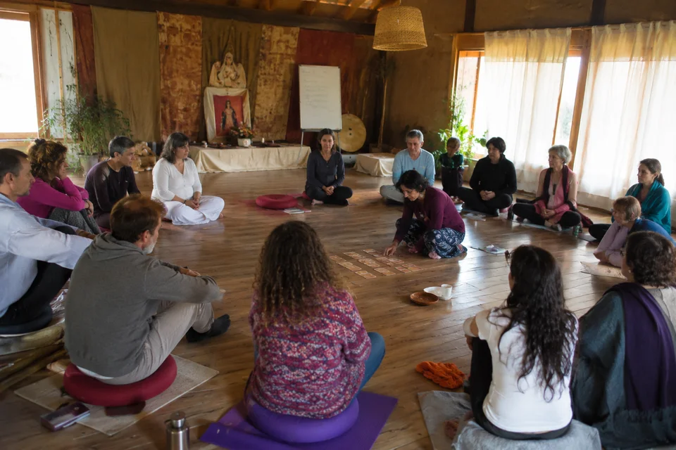 Participantes del retiro holístico de yoga disfrutando experiencias de sanación y bienestar