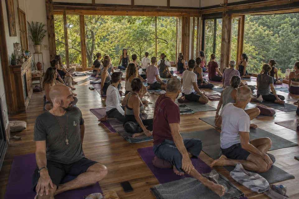 Participantes del retiro holístico de yoga disfrutando experiencias de sanación y bienestar