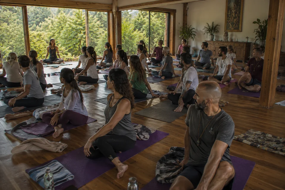 Participantes del retiro holístico de yoga disfrutando experiencias de sanación y bienestar