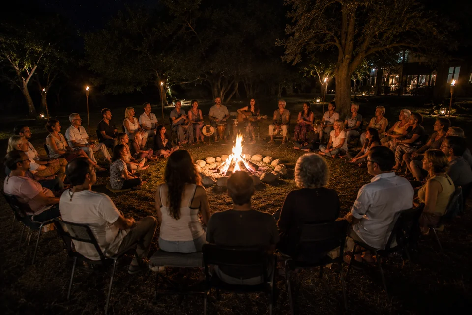 Participantes del retiro holístico de yoga disfrutando experiencias de sanación y bienestar