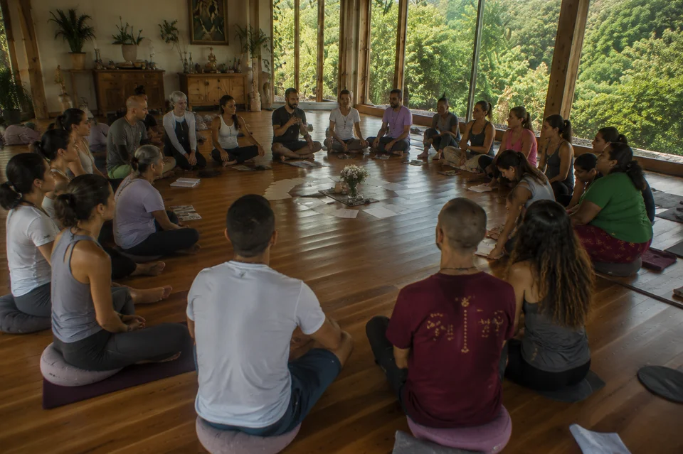 Participantes del retiro holístico de yoga disfrutando experiencias de sanación y bienestar