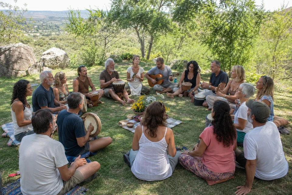 Participantes del retiro holístico de yoga disfrutando experiencias de sanación y bienestar