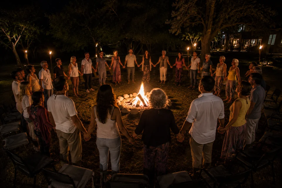 Participantes del retiro holístico de yoga disfrutando experiencias de sanación y bienestar