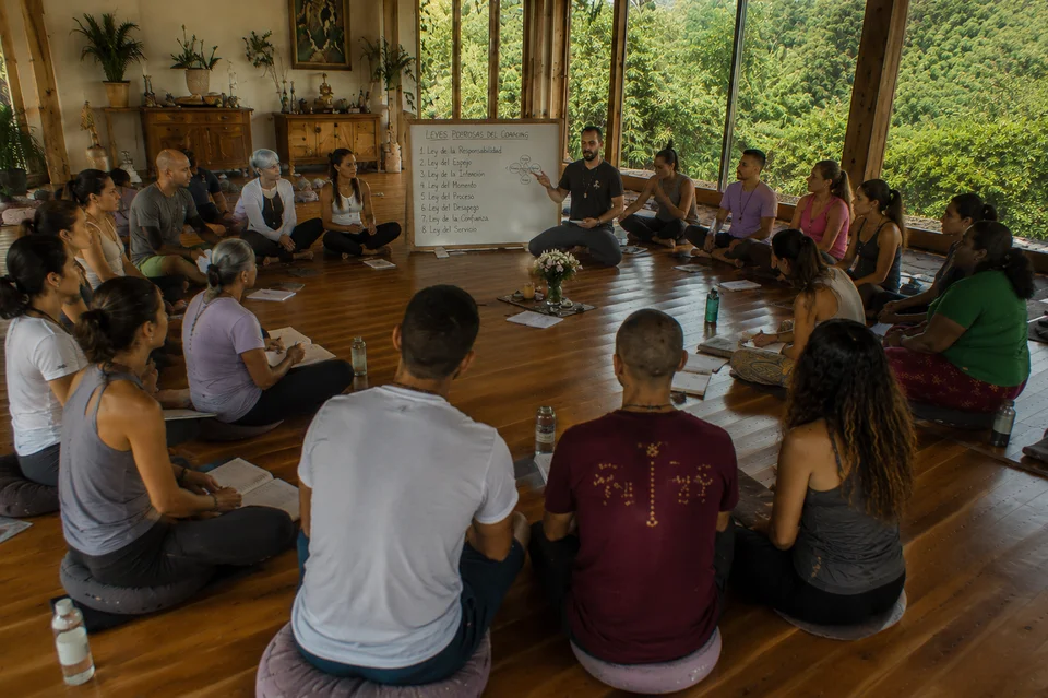 Participantes del retiro holístico de yoga disfrutando experiencias de sanación y bienestar