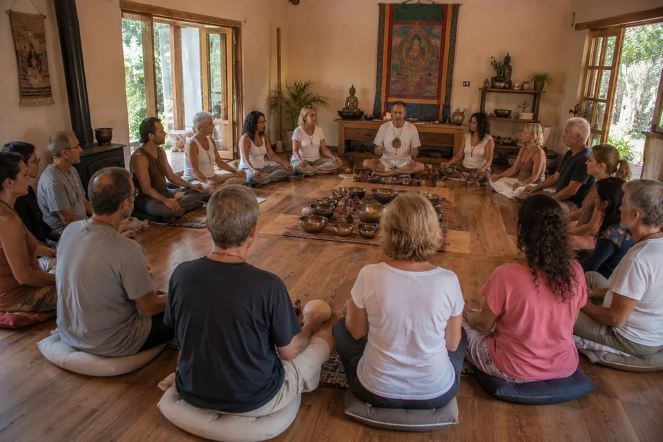 Participantes del retiro holístico de yoga disfrutando experiencias de sanación y bienestar